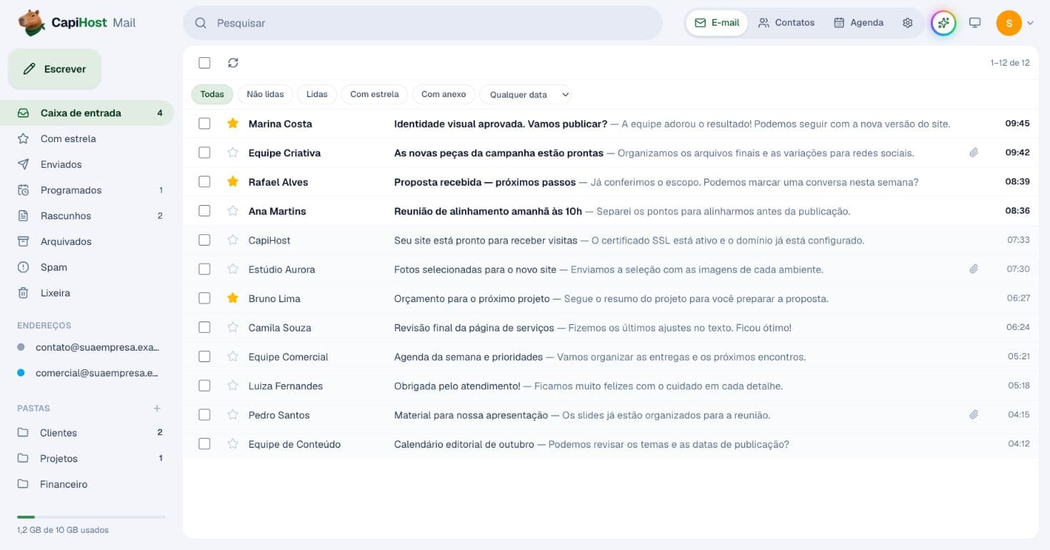 Caixa de entrada do webmail CapiHost, com pesquisa, pastas, favoritos, contatos e agenda. Dados ilustrativos.